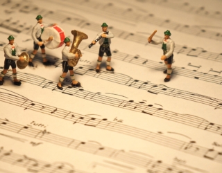 Miniature Figures Marching Band  - Ralf1403 / Pixabay